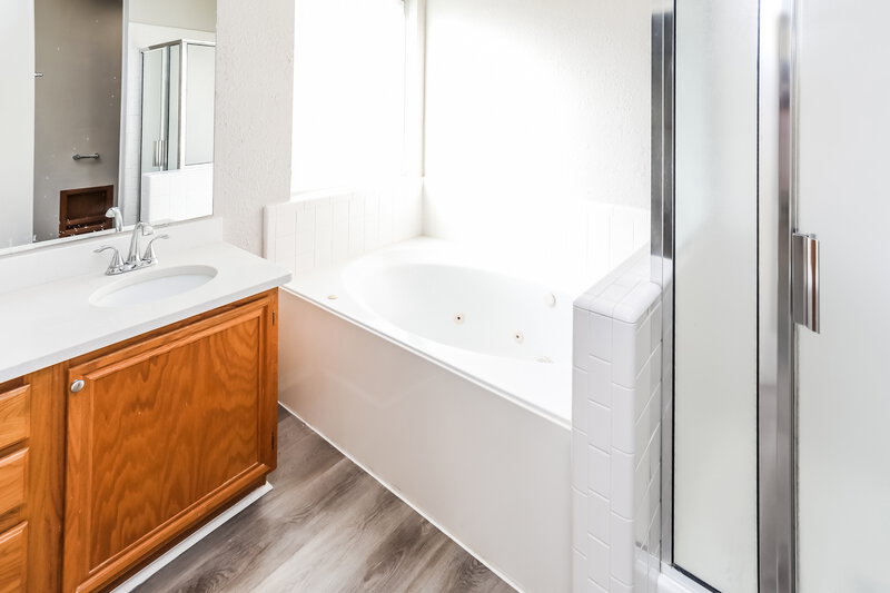 2,410/Mo, 5122 Eastcreek Dr Arlington, TX 76018 Main Bathroom View