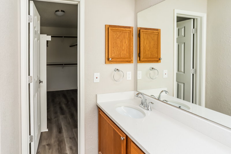 2,410/Mo, 5122 Eastcreek Dr Arlington, TX 76018 Main Bathroom View 2