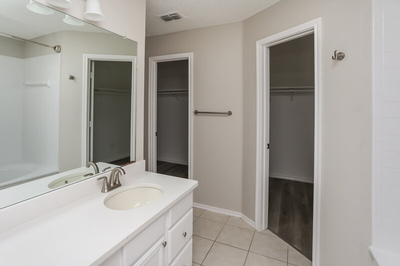 2,850/Mo, 6623 Beryl Dr Arlington, TX 76002 Main Bathroom View