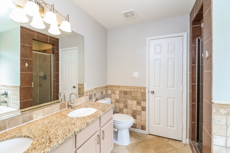 2,715/Mo, 413 Centennial Pl Crowley, TX 76036 Main Bathroom View
