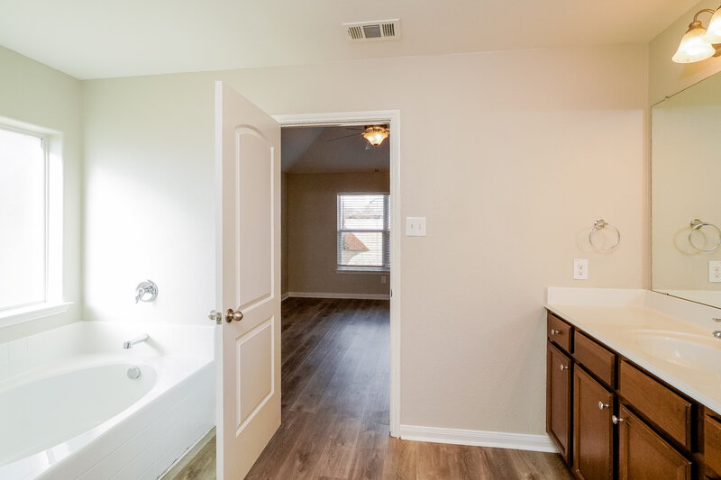 2,240/Mo, 1140 Maplewood Ln Crowley, TX 76036 Main Bathroom View 2