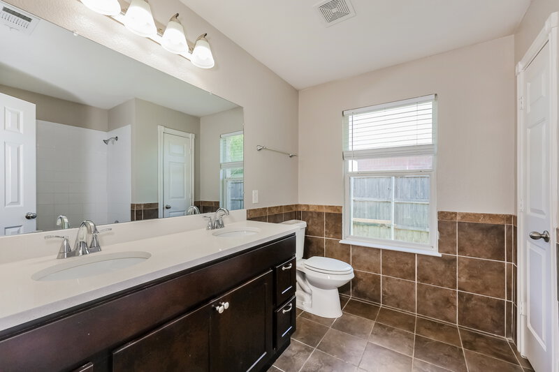 2,000/Mo, 126 Stanford Dr Forney, TX 75126 Main Bathroom View