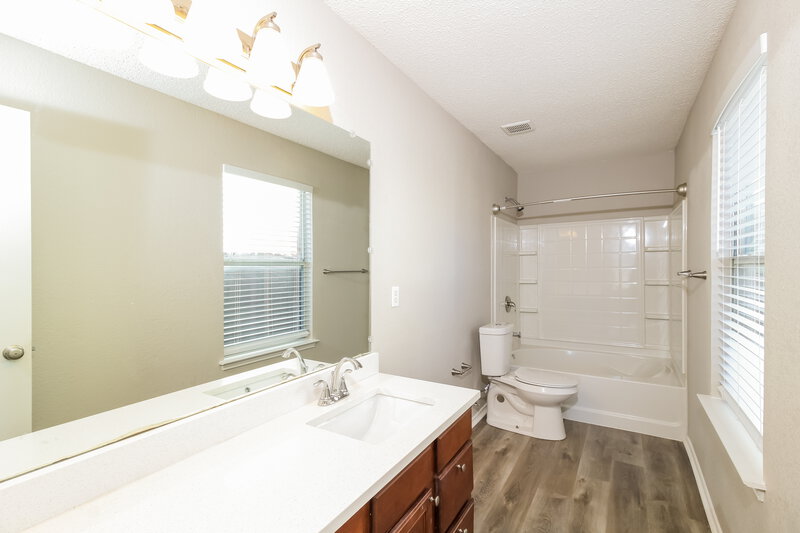 2,275/Mo, 10412 Woodruff Ct Fort Worth, TX 76244 Main Bathroom View