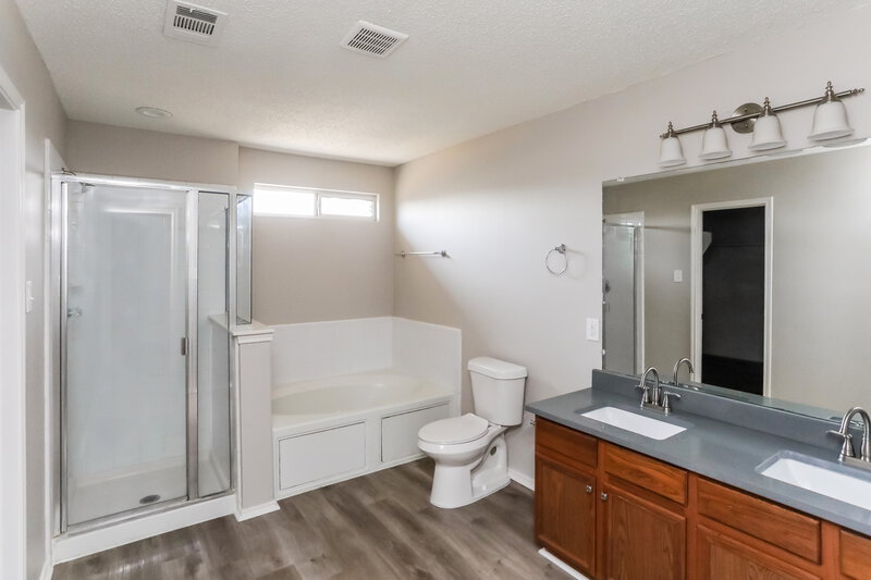 2,925/Mo, 2036 Silverado Dr Mesquite, TX 75181 Main Bathroom View