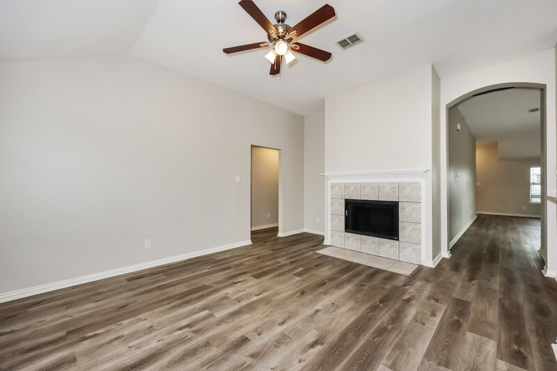 2,045/Mo, 6711 Waterlilly Dr Arlington, TX 76002 Living Room View 2