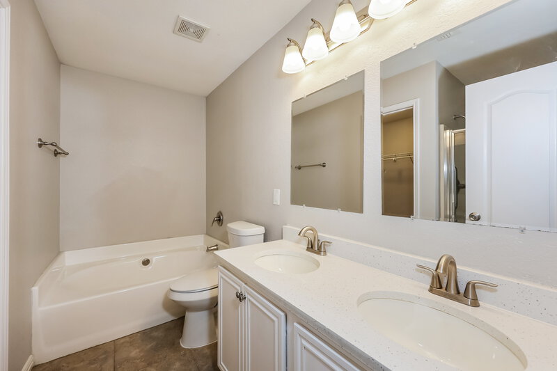 2,045/Mo, 6711 Waterlilly Dr Arlington, TX 76002 Main Bathroom View
