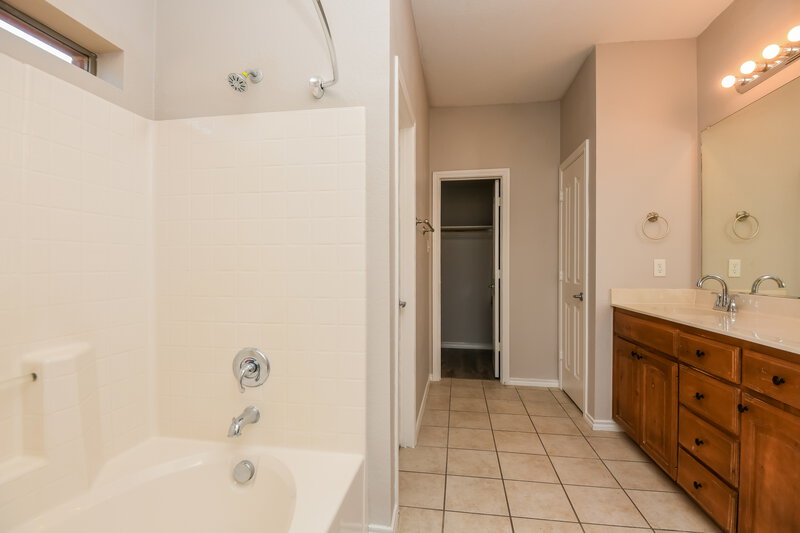 2,510/Mo, 5409 Austin Ridge Dr Fort Worth, TX 76179 Main Bathroom View