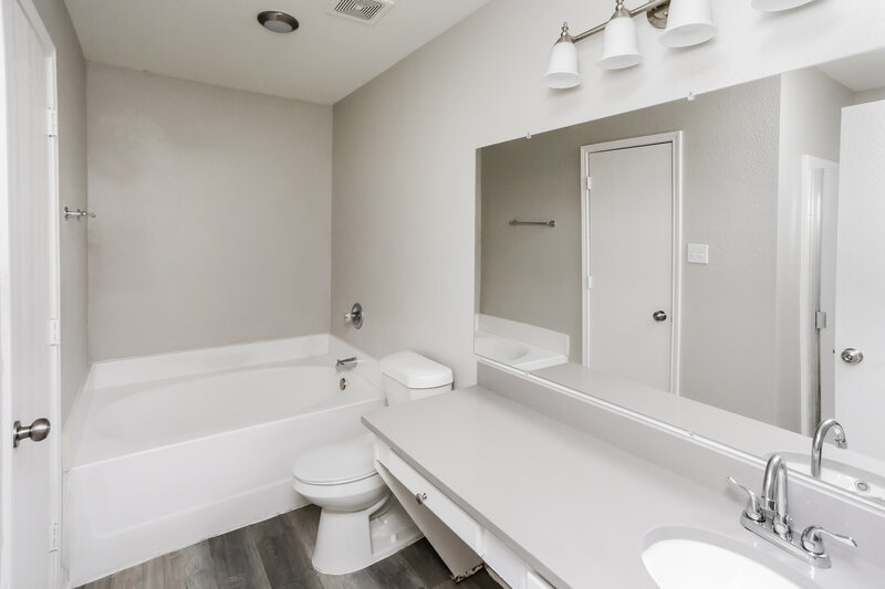 2,070/Mo, 1226 Misty Meadow Dr Midlothian, TX 76065 Main Bathroom View