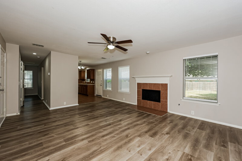 0/Mo, 1006 Zachary Dr Arlington, TX 76002 Living Room View 2
