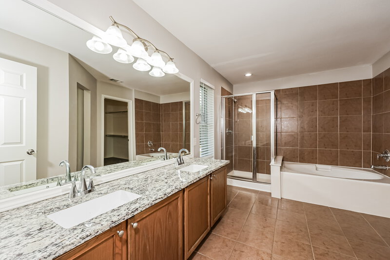 0/Mo, 1006 Zachary Dr Arlington, TX 76002 Main Bathroom View