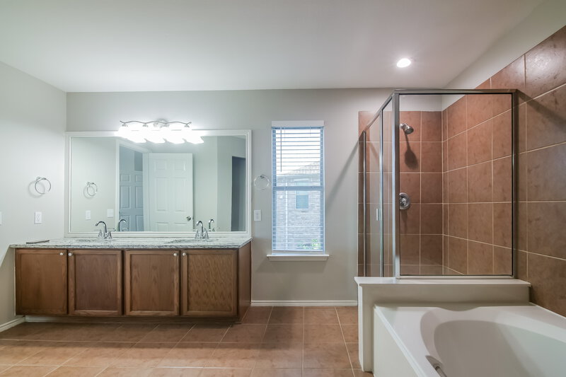 2,815/Mo, 1006 Zachary Dr Arlington, TX 76002 Main Bathroom View