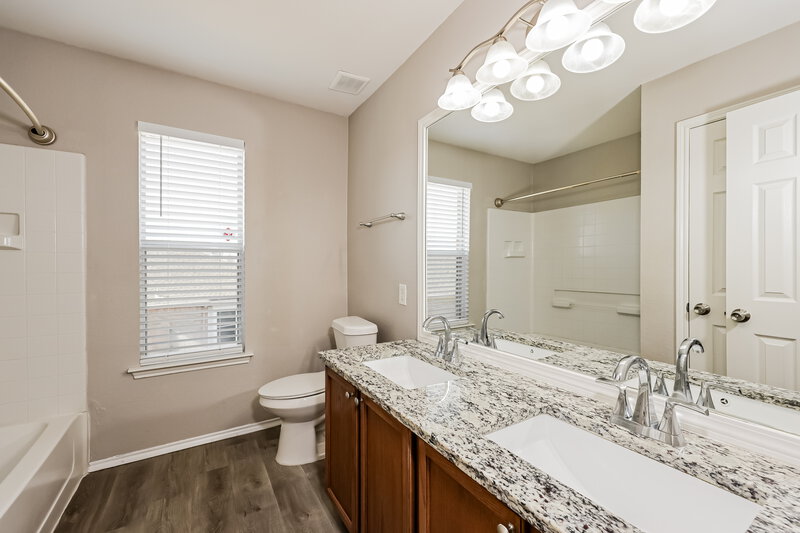 0/Mo, 1006 Zachary Dr Arlington, TX 76002 Bathroom View