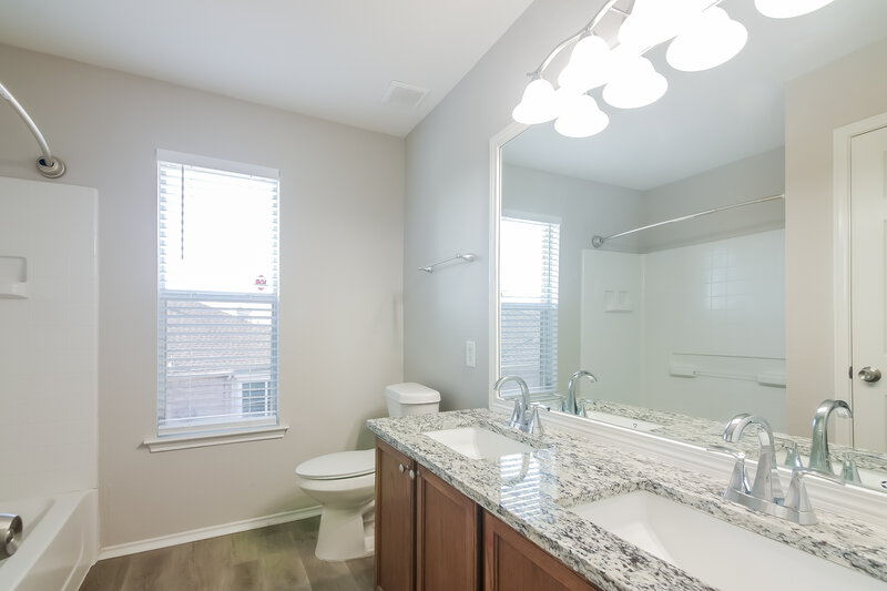 2,815/Mo, 1006 Zachary Dr Arlington, TX 76002 Bathroom View