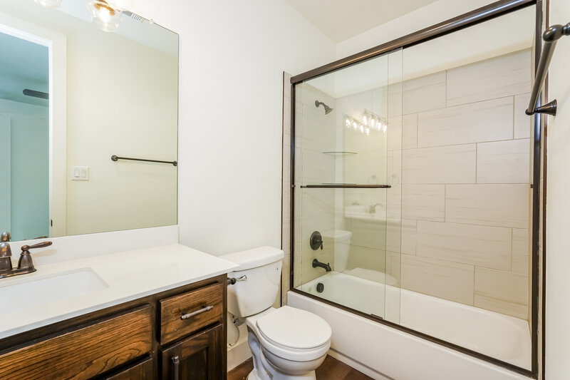 2,450/Mo, 8551 Mulligan Pass Fort Worth, TX 76179 Main Bathroom View