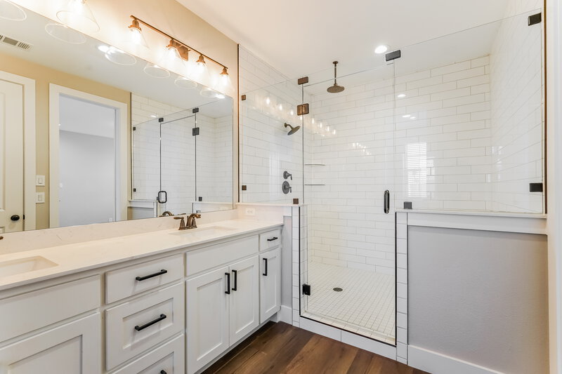 2,050/Mo, 7145 Ninth Hole Drive Fort Worth, TX 76179 Main Bathroom View