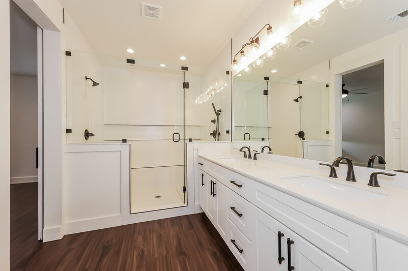 2,110/Mo, 8589 Mulligan Pass Fort Worth, TX 76179 Main Bathroom View