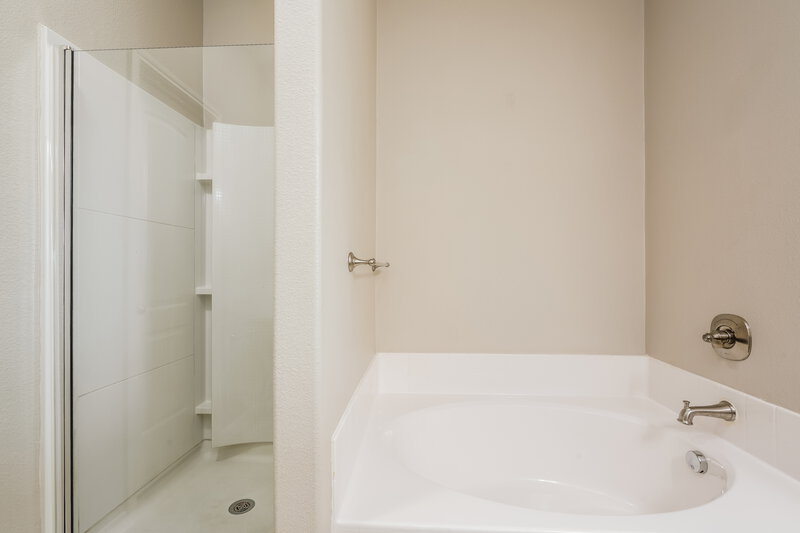 1,865/Mo, 2120 Foxglove Ct Forney, TX 75126 Main Bathroom View 2