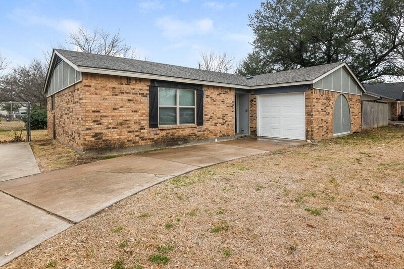 2,085/Mo, 413 Berkshire Dr Burleson, TX 76028 External View