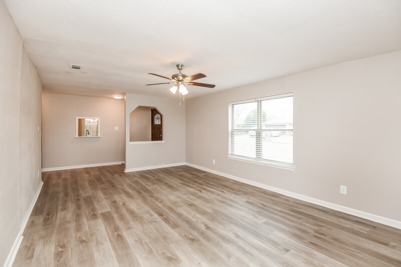 2,085/Mo, 413 Berkshire Dr Burleson, TX 76028 Living Room View 2