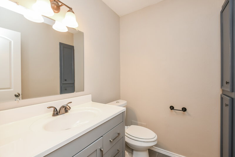 2,085/Mo, 413 Berkshire Dr Burleson, TX 76028 Main Bathroom View