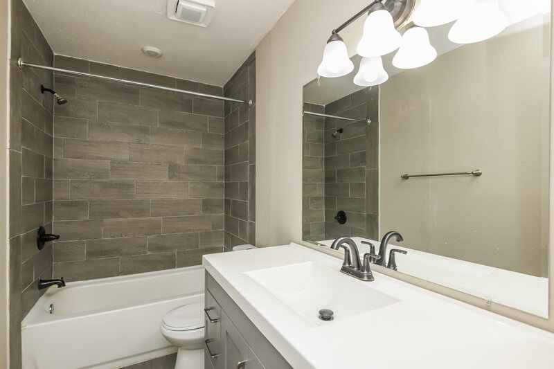2,085/Mo, 413 Berkshire Dr Burleson, TX 76028 Bathroom View
