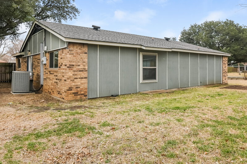2,085/Mo, 413 Berkshire Dr Burleson, TX 76028 Rear View