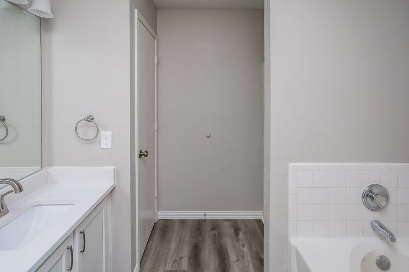2,315/Mo, 1018 Bainbridge Ln Forney, TX 75126 Main Bathroom View