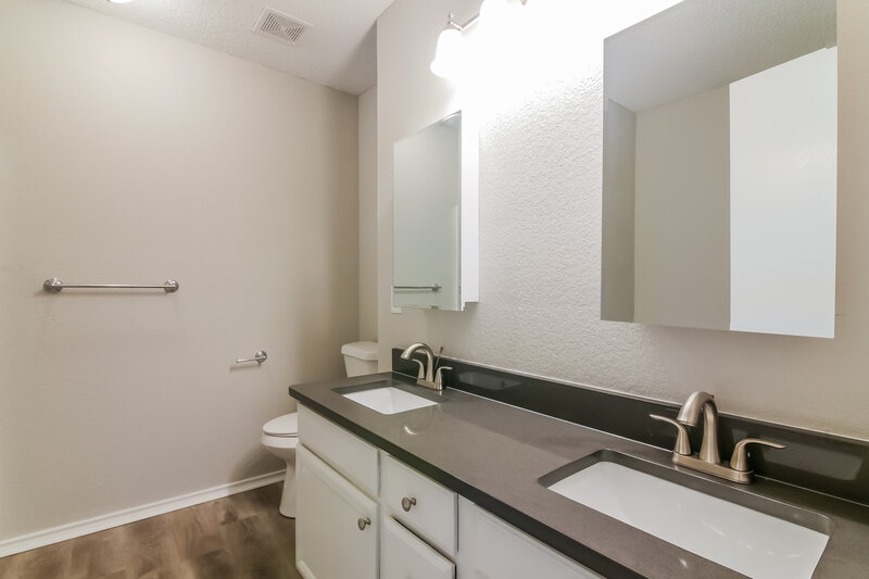 2,505/Mo, 402 Hollyberry Dr Mansfield, TX 76063 Main Bathroom View