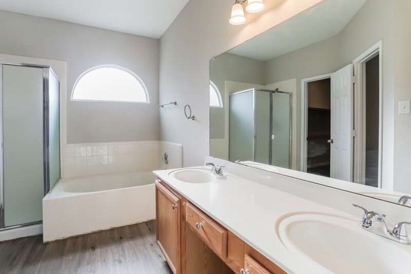 2,555/Mo, 1300 Indian Trail Rd Roanoke, TX 76262 Main Bathroom View