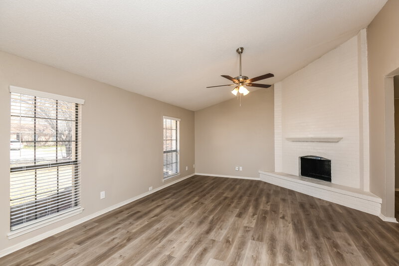 2,175/Mo, 1709 Lewis Trl Grand Prairie, TX 75052 Living Room View