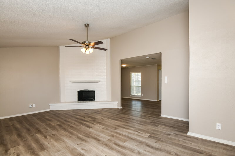 2,175/Mo, 1709 Lewis Trl Grand Prairie, TX 75052 Living Room View 2