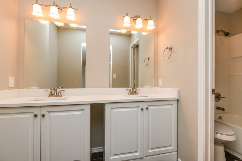 2,175/Mo, 1709 Lewis Trl Grand Prairie, TX 75052 Main Bathroom View