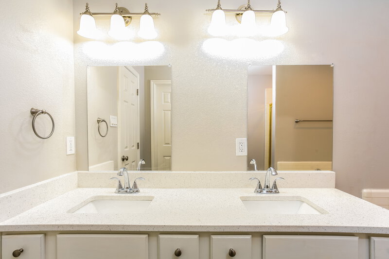 2,915/Mo, 2716 Wild Grove Ln Lancaster, TX 75146 Main Bathroom View