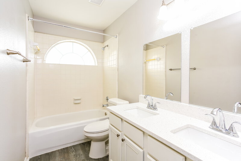 2,915/Mo, 2716 Wild Grove Ln Lancaster, TX 75146 Bathroom View