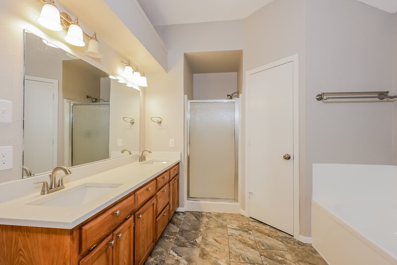 2,800/Mo, 508 Pleasant Valley Dr Burleson, TX 76028 Main Bathroom View