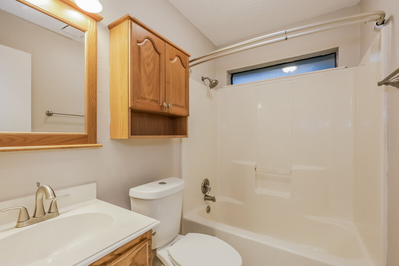 2,800/Mo, 508 Pleasant Valley Dr Burleson, TX 76028 Bathroom View