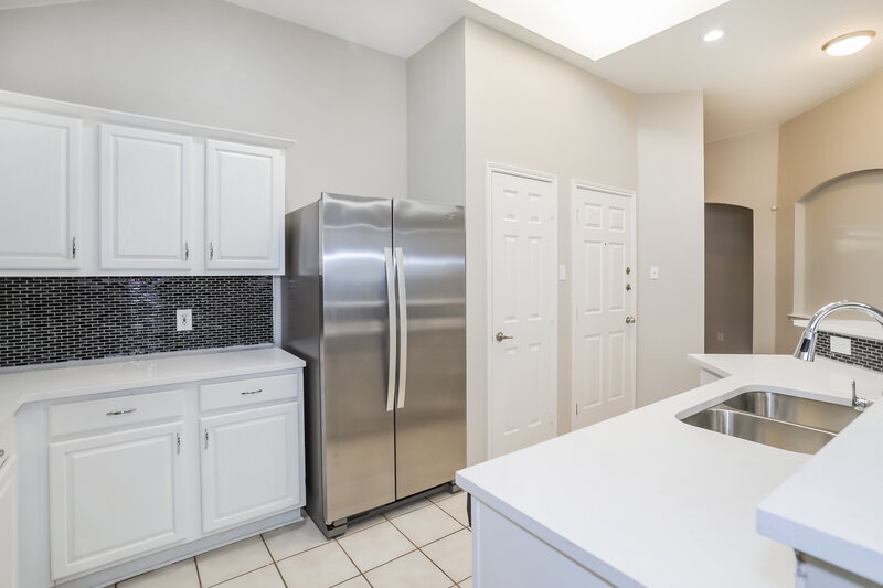 2,450/Mo, 609 Destin Dr Fort Worth, TX 76131 Kitchen View 2