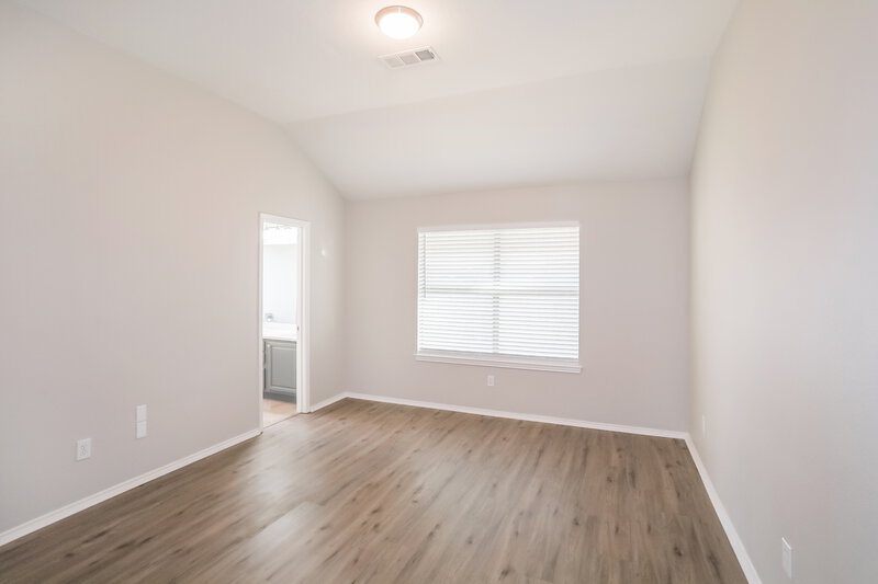 2,450/Mo, 609 Destin Dr Fort Worth, TX 76131 Main Bedroom View