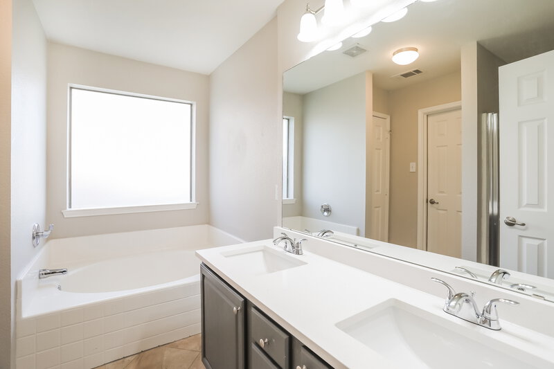 2,450/Mo, 609 Destin Dr Fort Worth, TX 76131 Main Bathroom View