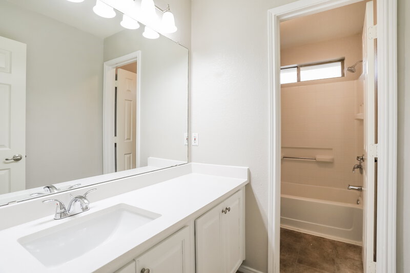 2,450/Mo, 609 Destin Dr Fort Worth, TX 76131 Bathroom View