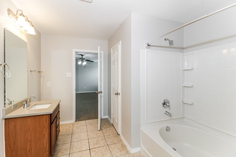 1,950/Mo, 1623 Kawati Way Krum, TX 76249 Main Bathroom View