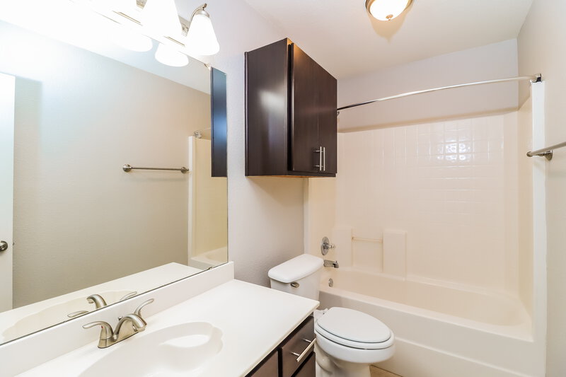 2,125/Mo, 1201 Gray Dawn Dr Midlothian, TX 76065 Bathroom View