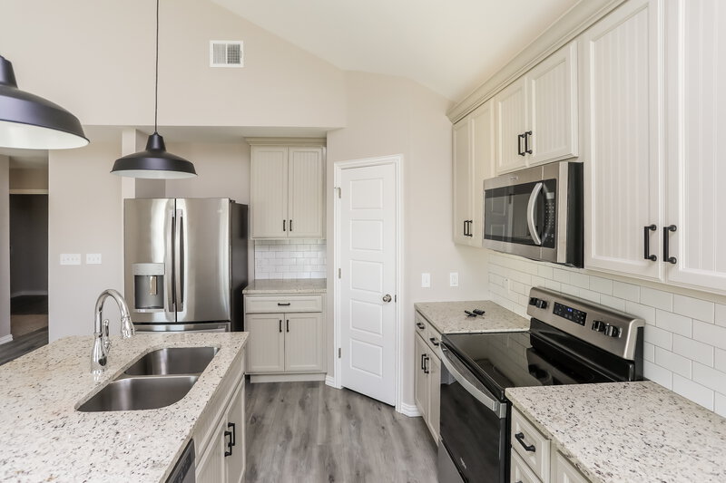 2,185/Mo, 10404 Talus Dr Fort Worth, TX 76131 Kitchen View 2