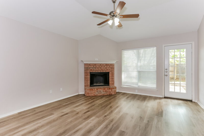 2,105/Mo, 6005 Castanada Dr Arlington, TX 76018 Living Room View