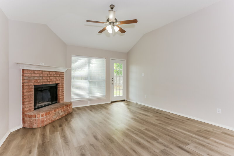 2,105/Mo, 6005 Castanada Dr Arlington, TX 76018 Living Room View 2