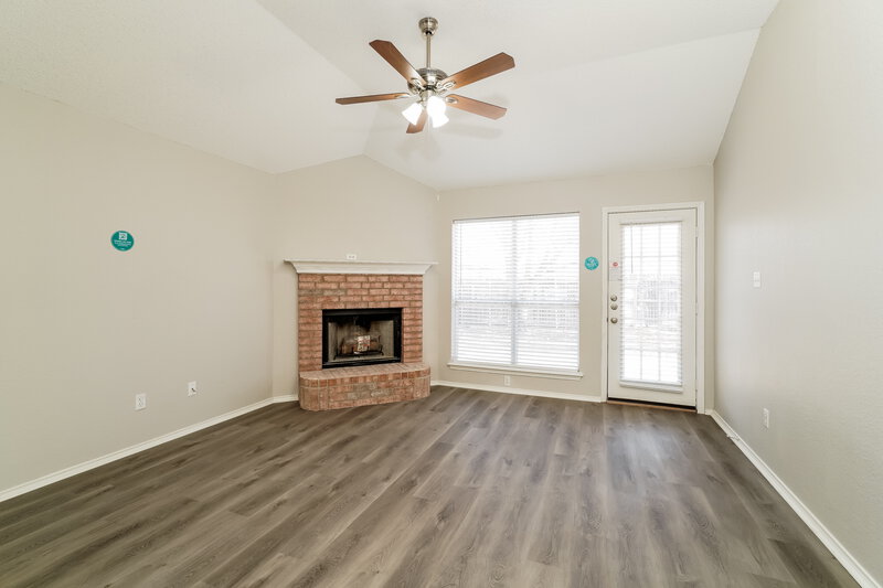 2,115/Mo, 6005 Castanada Dr Arlington, TX 76018 Living Room View 2