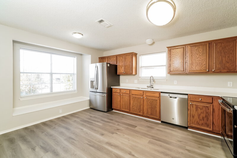 2,115/Mo, 6005 Castanada Dr Arlington, TX 76018 Kitchen View 2