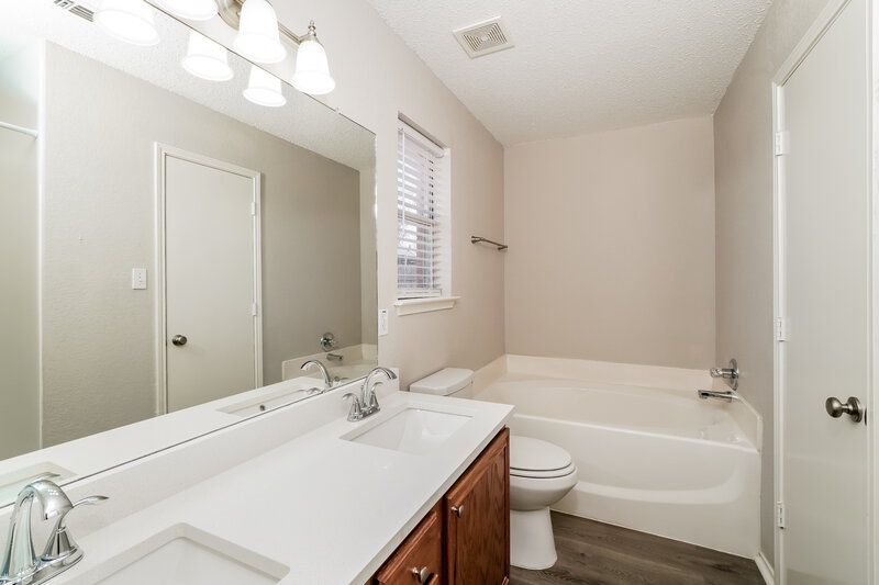 2,115/Mo, 6005 Castanada Dr Arlington, TX 76018 Main Bathroom View