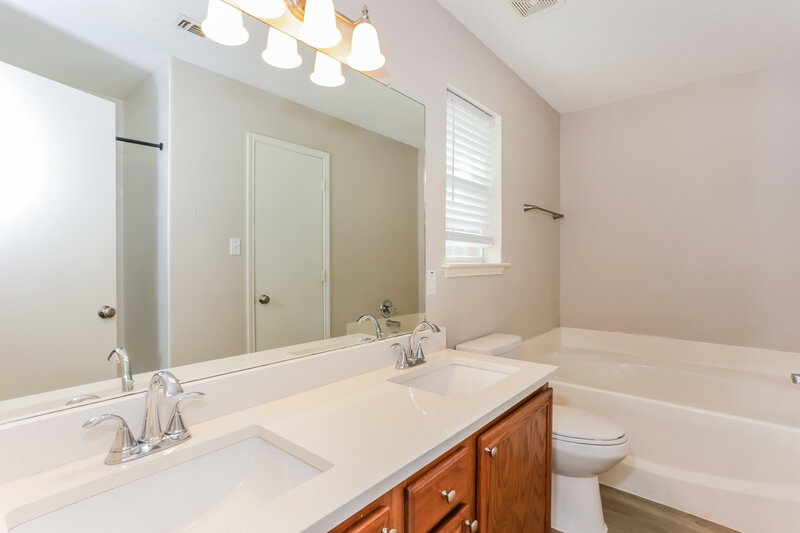2,105/Mo, 6005 Castanada Dr Arlington, TX 76018 Main Bathroom View