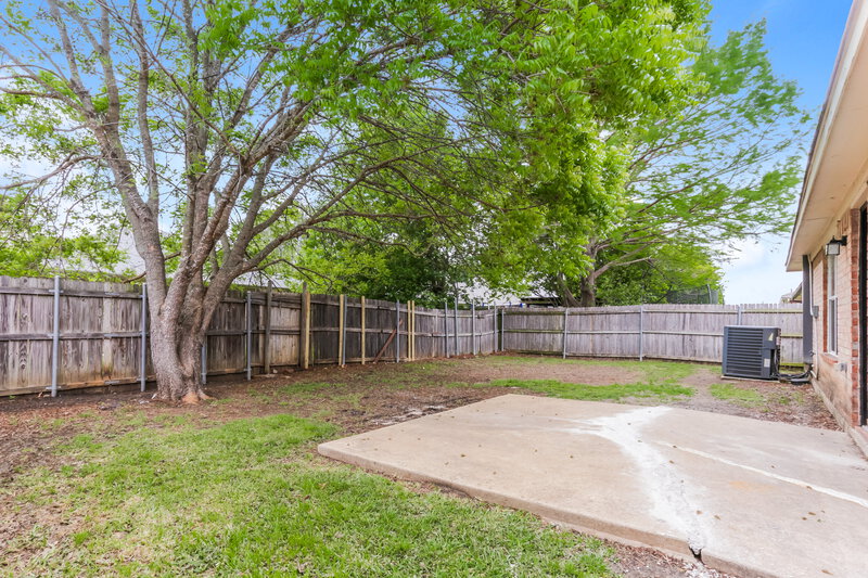 2,105/Mo, 6005 Castanada Dr Arlington, TX 76018 Backyard View